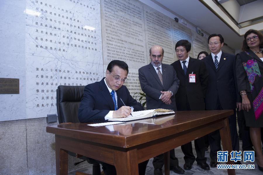 10月15日，中國國務(wù)院總理李克強(qiáng)在羅馬會(huì)見聯(lián)合國糧農(nóng)組織總干事格拉齊亞諾。這是李克強(qiáng)抵達(dá)后在貴賓簿上簽字。 新華社記者 王曄 攝