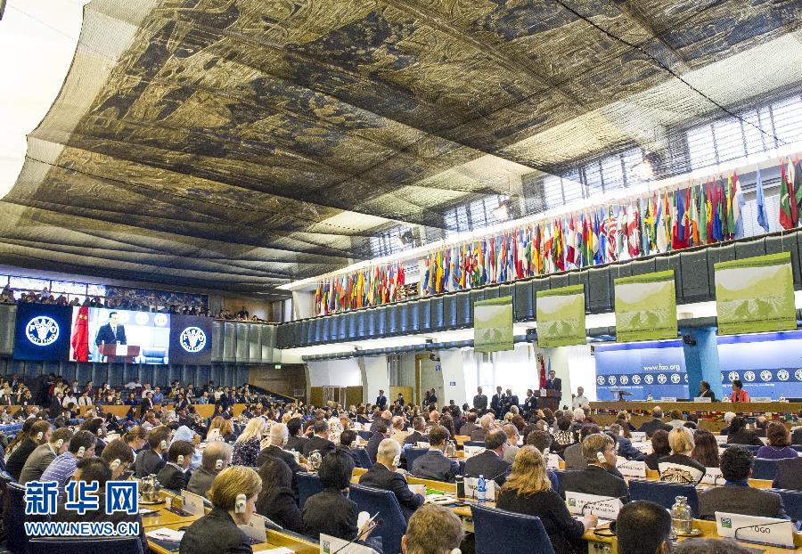 10月15日，中國國務(wù)院總理李克強在格拉齊亞諾總干事的陪同下在位于羅馬的聯(lián)合國糧農(nóng)組織總部發(fā)表演講。 新華社記者 王曄 攝 
