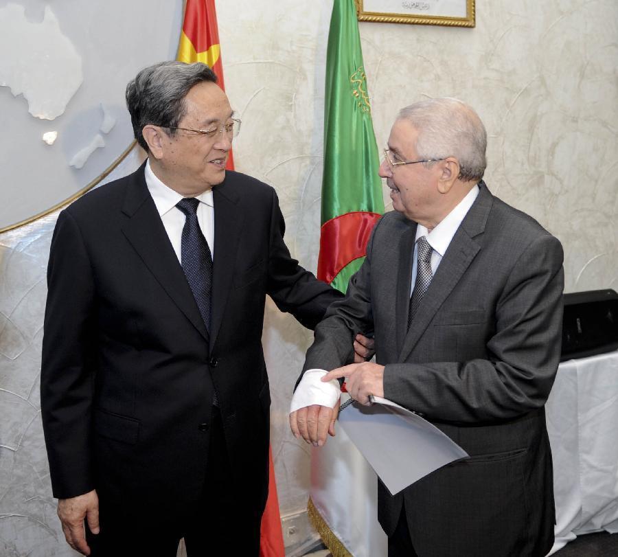 11月1日，正在阿爾及利亞進(jìn)行正式友好訪問的全國(guó)政協(xié)主席俞正聲在阿爾及爾與阿民族院議長(zhǎng)本&middot;薩拉赫舉行會(huì)談。這是俞正聲親切詢問本&middot;薩拉赫的手傷情況。新華社記者 張鐸 攝 