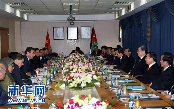  11月9日，正在約旦進(jìn)行正式友好訪問(wèn)的全國(guó)政協(xié)主席俞正聲在安曼會(huì)見約旦眾議院代議長(zhǎng)薩法迪。 新華社記者 劉衛(wèi)兵 攝 