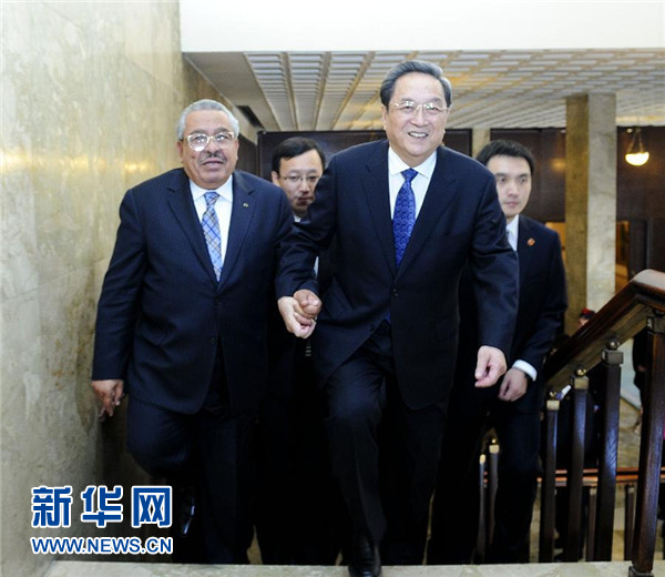 11月9日，正在約旦進(jìn)行正式友好訪問(wèn)的全國(guó)政協(xié)主席俞正聲在安曼與約旦參議長(zhǎng)拉瓦比德進(jìn)行會(huì)談。這是會(huì)談前，俞正聲與拉瓦比德攜手步入會(huì)場(chǎng)。新華社記者 張鐸 攝 