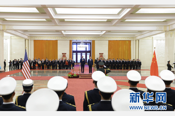 11月12日，國(guó)家主席習(xí)近平在北京人民大會(huì)堂舉行歡迎儀式，歡迎美國(guó)總統(tǒng)奧巴馬對(duì)中國(guó)進(jìn)行國(guó)事訪問。 新華社記者 馬占成 攝