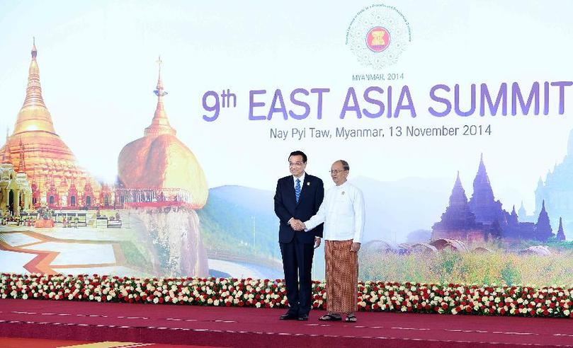 11月13日，中國國務(wù)院總理李克強(qiáng)在內(nèi)比都出席第九屆東亞峰會(huì)并發(fā)言。這是峰會(huì)開始前，東盟輪值主席國緬甸聯(lián)邦共和國總統(tǒng)吳登盛迎接李克強(qiáng)總理。新華社記者 李濤 攝 