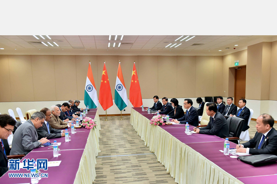 11月13日，中國(guó)國(guó)務(wù)院總理李克強(qiáng)在緬甸內(nèi)比都會(huì)見印度總理莫迪。 新華社記者 李濤 攝