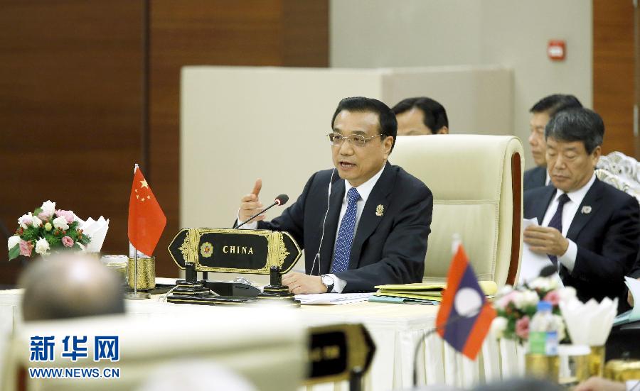 11月13日，中國國務(wù)院總理李克強(qiáng)在緬甸內(nèi)比都出席第17次中國－東盟（10+1）領(lǐng)導(dǎo)人會(huì)議。這是李克強(qiáng)在會(huì)上講話。 新華社記者 鞠鵬 攝