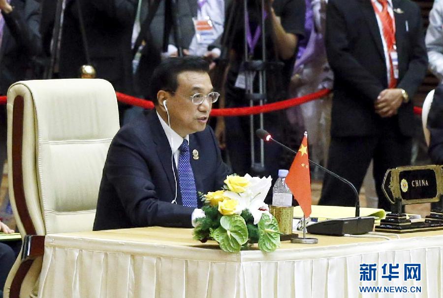11月13日，中國國務(wù)院總理李克強(qiáng)在緬甸首都內(nèi)比都出席第17次東盟與中日韓（10+3）領(lǐng)導(dǎo)人會議。這是李克強(qiáng)在會議上講話。 新華社記者 鞠鵬 攝  