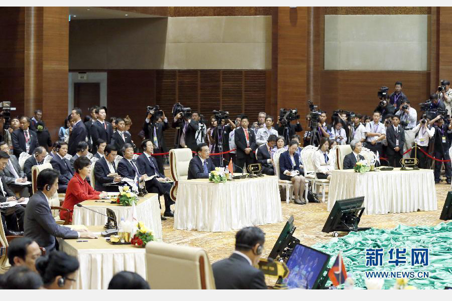 11月13日，中國國務(wù)院總理李克強(qiáng)在緬甸首都內(nèi)比都出席第17次東盟與中日韓（10+3）領(lǐng)導(dǎo)人會議。這是李克強(qiáng)在會議上講話。 新華社記者 鞠鵬 攝