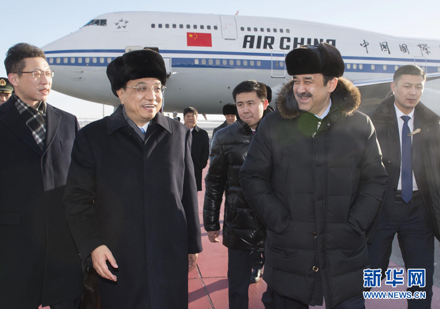  12月14日，應(yīng)哈薩克斯坦共和國總理馬西莫夫邀請，國務(wù)院總理李克強乘專機抵達阿斯塔納國際機場，開始對哈薩克斯坦進行正式訪問，舉行中哈總理第二次定期會晤，并出席上海合作組織成員國政府首腦理事會第十三次會議。這是馬西莫夫到機場迎接李克強。新華社記者 黃敬文 攝 
