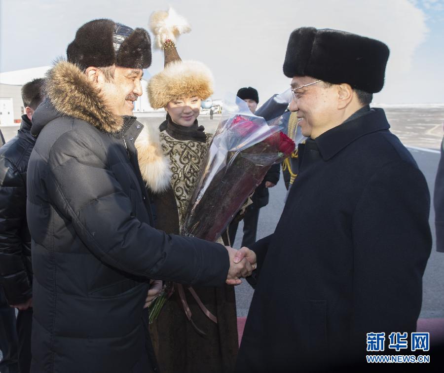 12月14日，應(yīng)哈薩克斯坦共和國總理馬西莫夫邀請，國務(wù)院總理李克強乘專機抵達阿斯塔納國際機場，開始對哈薩克斯坦進行正式訪問，舉行中哈總理第二次定期會晤，并出席上海合作組織成員國政府首腦理事會第十三次會議。這是馬西莫夫到機場迎接李克強。新華社記者 黃敬文 攝