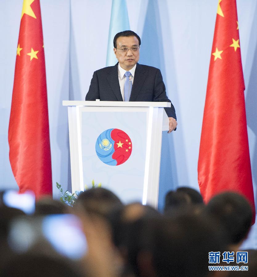  12月14日，國務(wù)院總理李克強(qiáng)在阿斯塔納同哈薩克斯坦總理馬西莫夫共同出席中哈企業(yè)家委員會第二次會議。這是李克強(qiáng)總理在會議上致辭。新華社記者 黃敬文 攝 