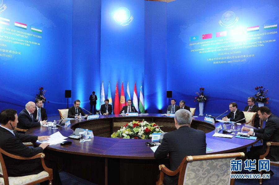 12月15日，中國國務(wù)院總理李克強(qiáng)在阿斯塔納出席上海合作組織成員國政府首腦理事會(huì)第十三次會(huì)議。 新華社記者 饒愛民 攝 