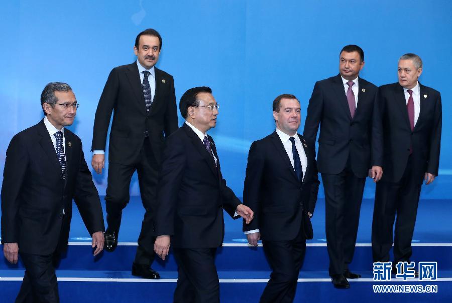 12月15日，中國(guó)國(guó)務(wù)院總理李克強(qiáng)在阿斯塔納出席上海合作組織成員國(guó)政府首腦理事會(huì)第十三次會(huì)議。這是與會(huì)領(lǐng)導(dǎo)人集體合影后走向會(huì)場(chǎng)。新華社記者 龐興雷 攝 