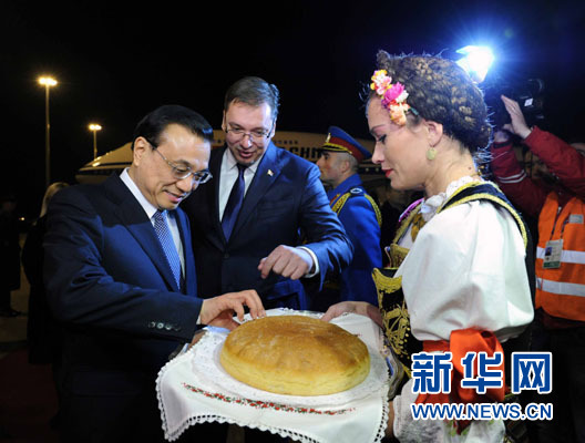 12月15日，國務(wù)院總理李克強抵達貝爾格萊德，出席中國－中東歐國家領(lǐng)導(dǎo)人會晤并正式訪問塞爾維亞，塞爾維亞總理武契奇到機場迎接。新華社記者 饒愛民 攝