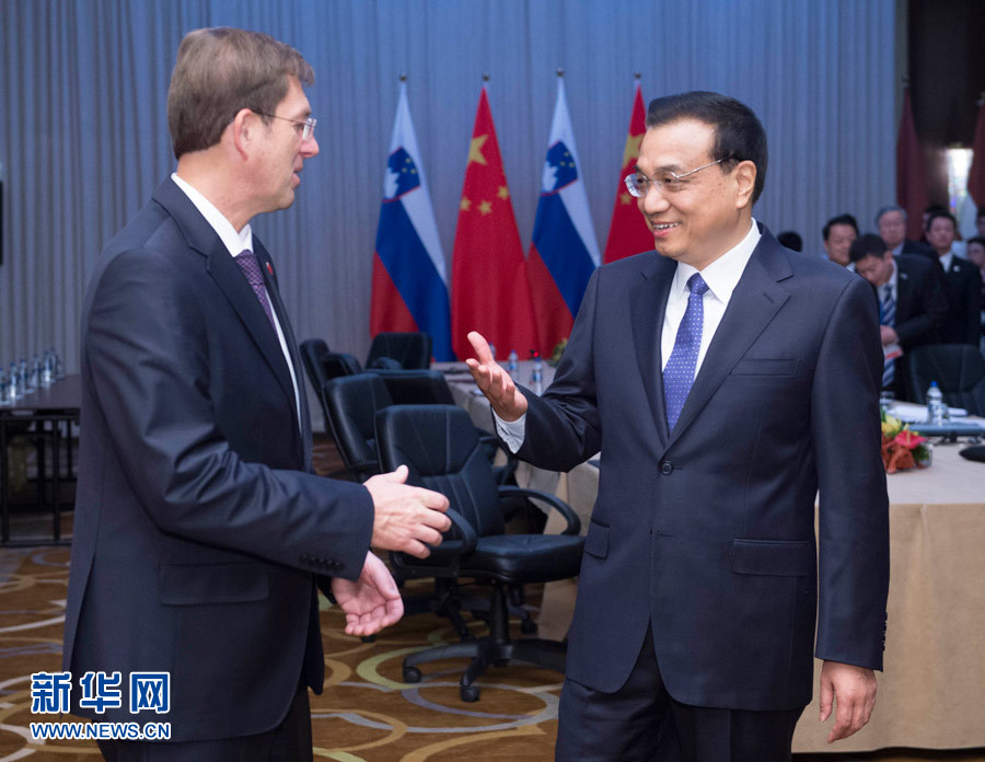 12月16日，中國國務(wù)院總理李克強(qiáng)在貝爾格萊德會見斯洛文尼亞總理采拉爾。 新華社記者黃敬文攝