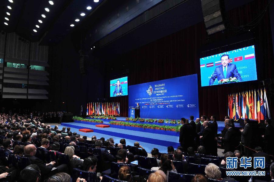 12月16日，國務(wù)院總理李克強在貝爾格萊德與中東歐國家領(lǐng)導(dǎo)人共同出席中國－中東歐國家第四屆經(jīng)貿(mào)論壇開幕式并致辭。 新華社記者 饒愛民攝 