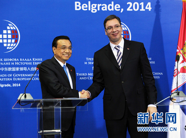 12月16日，國務(wù)院總理李克強在貝爾格萊德出席第三次中國-中東歐國家領(lǐng)導(dǎo)人會晤后，與塞爾維亞總理武契奇共同會見記者。 新華社記者饒愛民 攝