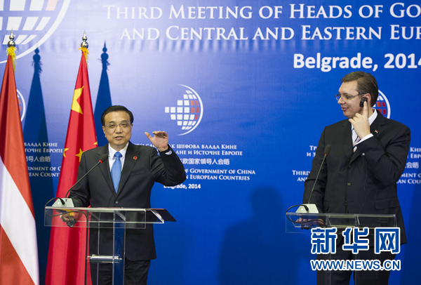 12月16日，國務(wù)院總理李克強在貝爾格萊德出席第三次中國-中東歐國家領(lǐng)導(dǎo)人會晤后，與塞爾維亞總理武契奇共同會見記者。 新華社記者黃敬文 攝