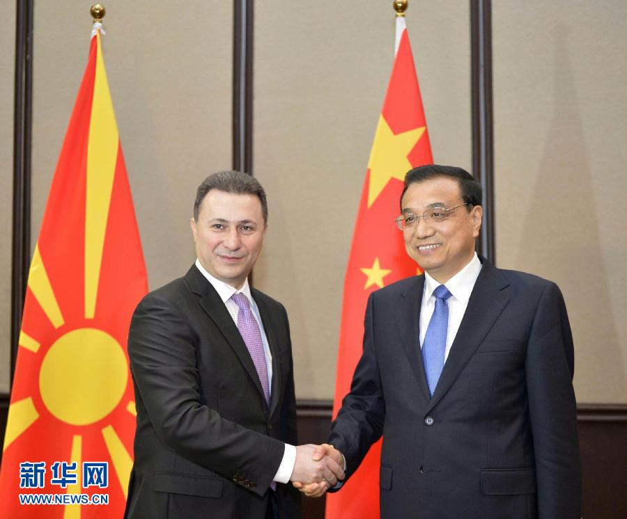 12月17日，中國(guó)國(guó)務(wù)院總理李克強(qiáng)在貝爾格萊德會(huì)見(jiàn)馬其頓總理格魯埃夫斯基。 新華社記者劉力航攝 
