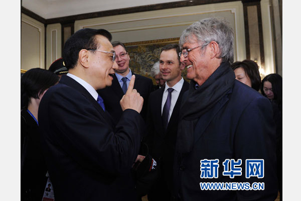 12月18日，中國國務(wù)院總理李克強在貝爾格萊德市政廳接受&ldquo;貝爾格萊德榮譽市民&rdquo;證書，塞爾維亞總理武契奇陪同出席。隨后，李克強同塞各界知名人士親切會見并互動交流。這是李克強同著名足球教練米盧蒂諾維奇親切交談。新華社記者 饒愛民 攝