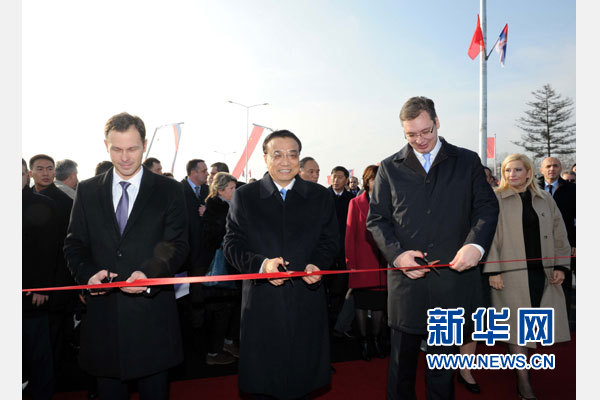 12月18日，中國(guó)國(guó)務(wù)院總理李克強(qiáng)在貝爾格萊德同塞爾維亞總理武契奇共同出席貝爾格萊德跨多瑙河大橋竣工儀式。這是李克強(qiáng)與武契奇為新建成的大橋剪彩。新華社記者 饒愛(ài)民 攝