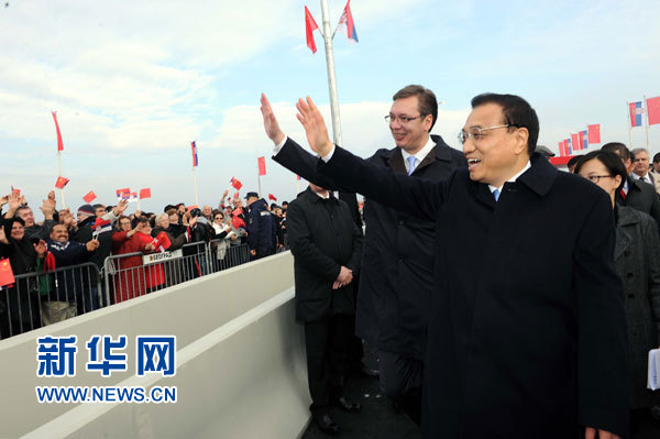 12月18日，中國(guó)國(guó)務(wù)院總理李克強(qiáng)在貝爾格萊德同塞爾維亞總理武契奇共同出席貝爾格萊德跨多瑙河大橋竣工儀式。這是李克強(qiáng)與武契奇在儀式現(xiàn)場(chǎng)向塞爾維亞群眾揮手致意。新華社記者 饒愛(ài)民 攝