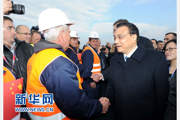12月18日，中國(guó)國(guó)務(wù)院總理李克強(qiáng)在貝爾格萊德同塞爾維亞總理武契奇共同出席貝爾格萊德跨多瑙河大橋竣工儀式。這是李克強(qiáng)同大橋建設(shè)者親切交流。新華社記者 饒愛(ài)民 攝