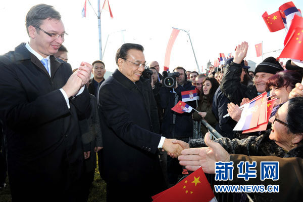 12月18日，中國(guó)國(guó)務(wù)院總理李克強(qiáng)在貝爾格萊德同塞爾維亞總理武契奇共同出席貝爾格萊德跨多瑙河大橋竣工儀式。這是李克強(qiáng)在儀式現(xiàn)場(chǎng)同塞爾維亞群眾親切握手。新華社記者 饒愛(ài)民 攝