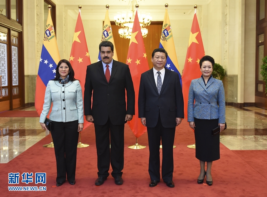 1月7日，國家主席習(xí)近平在北京人民大會(huì)堂會(huì)見委內(nèi)瑞拉總統(tǒng)馬杜羅。這是會(huì)見前，習(xí)近平和夫人彭麗媛同馬杜羅夫婦合影。 新華社記者 張鐸 攝