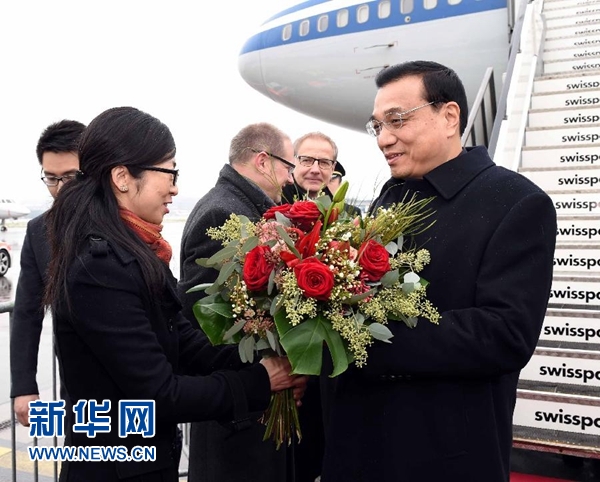 1月20日，中國國務(wù)院總理李克強抵達瑞士蘇黎世，出席達沃斯世界經(jīng)濟論壇年會并對瑞士進行工作訪問。 新華社記者 饒愛民 攝