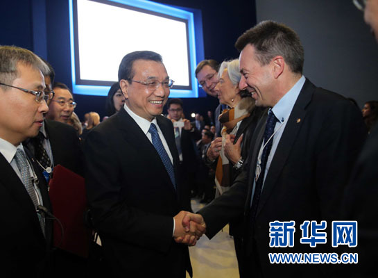 1月21日，中國國務(wù)院總理李克強(qiáng)在瑞士達(dá)沃斯舉行的世界經(jīng)濟(jì)論壇全會發(fā)表特別致辭并回答提問。這是李克強(qiáng)在致辭前同與會嘉賓親切交談。新華社記者 劉衛(wèi)兵 攝