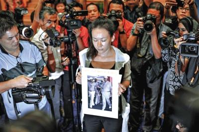 1月29日，在得知即將召開有關(guān)MH370的發(fā)布會(huì)后，一些乘客家屬成員到場。