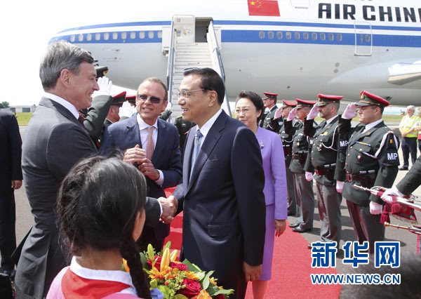 當(dāng)?shù)貢r(shí)間6月28日下午，經(jīng)中歐雙方商定，國(guó)務(wù)院總理李克強(qiáng)乘專機(jī)抵達(dá)比利時(shí)首都布魯塞爾，出席第十七次中國(guó)歐盟領(lǐng)導(dǎo)人會(huì)晤。李克強(qiáng)總理夫人程虹同機(jī)抵達(dá)。歐盟和比利時(shí)政府高級(jí)官員到阿貝拉格機(jī)場(chǎng)迎接。新華社記者 龐興雷 攝 