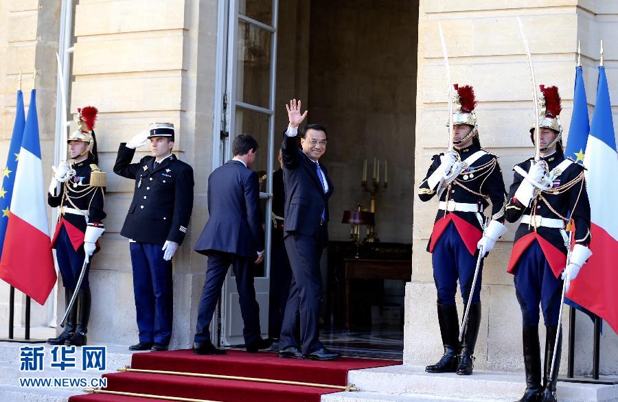 6月30日，中國國務(wù)院總理李克強(qiáng)在巴黎總理府同法國總理瓦爾斯舉行會(huì)談。 新華社記者 馬占成 攝