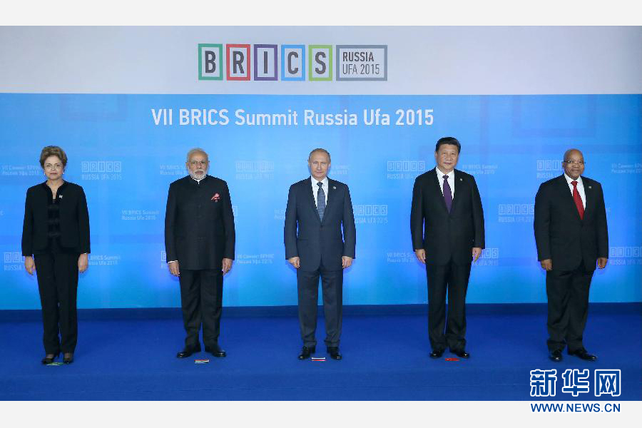 7月9日，金磚國家領導人第七次會晤在俄羅斯烏法舉行。中國國家主席習近平、俄羅斯總統(tǒng)普京、巴西總統(tǒng)羅塞夫、印度總理莫迪、南非總統(tǒng)祖馬出席。這是金磚國家領導人集體合影。新華社記者 龐興雷 攝