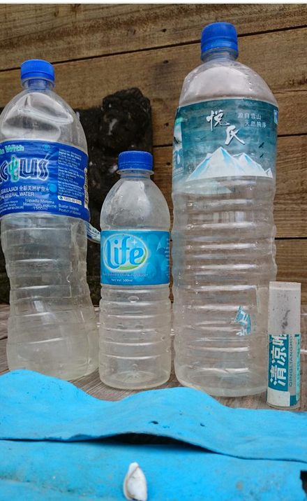 MH370之謎新證據(jù)？留尼汪島現(xiàn)兩馬來(lái)礦泉水瓶 一中國(guó)藥膏
