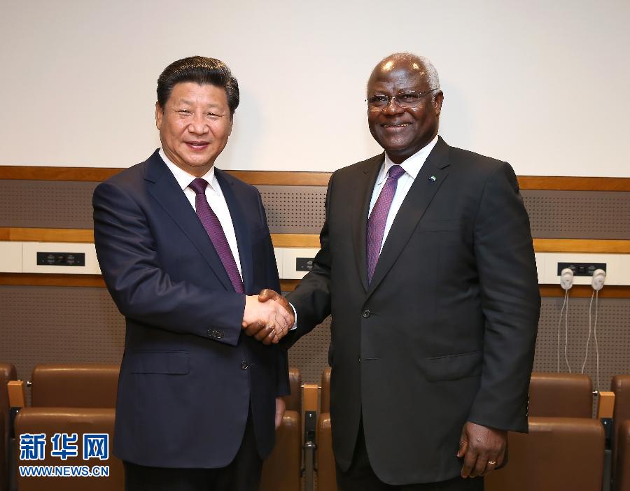 9月27日，國家主席習(xí)近平在紐約會見塞拉利昂總統(tǒng)科羅馬。新華社記者 龐興雷 攝 