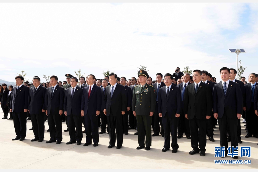 10月11日，中共中央政治局常委、中央書記處書記劉云山專程趕赴安州祭掃中國人民志愿軍烈士陵園，向中國人民志愿軍烈士敬獻(xiàn)花籃并默哀。 新華社記者 饒愛民 攝