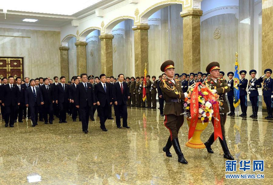 10月11日，中共中央政治局常委、中央書記處書記劉云山前往錦繡山太陽宮，向金日成主席和金正日總書記塑像敬獻(xiàn)花籃。 新華社記者饒愛民攝