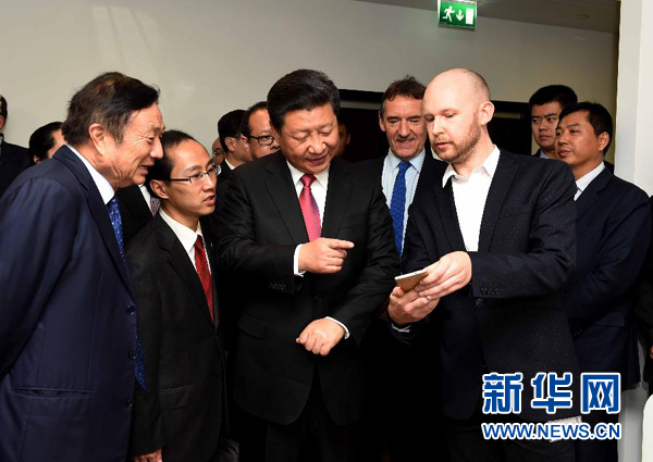 10月21日，國家主席習(xí)近平在倫敦參觀華為英國公司。 新華社記者 饒愛民 攝