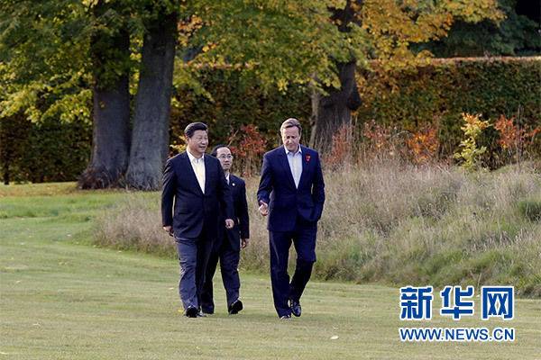 這是習(xí)近平與卡梅倫漫步草坪，邊走邊談。新華社記者 鞠鵬攝