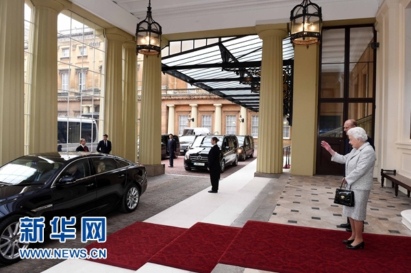 10月22日，國家主席習近平和夫人彭麗媛離開白金漢宮。離開前，英國女王伊麗莎白二世和丈夫菲利普親王專門前來同習近平夫婦親切話別。新華社記者 饒愛民 攝 