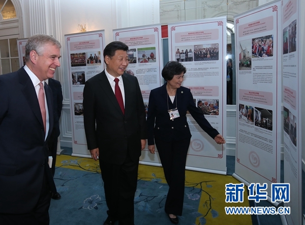 10月22日，國家主席習近平在倫敦出席全英孔子學院和孔子課堂年會開幕式。這是習近平參觀全英孔子學院和孔子課堂成果圖片展。 新華社記者 龐興雷 攝