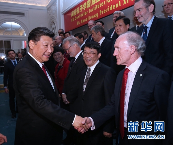 10月22日，國家主席習近平在倫敦出席全英孔子學院和孔子課堂年會開幕式。這是習近平同參加開幕式的嘉賓親切交談。 新華社記者 龐興雷 攝 