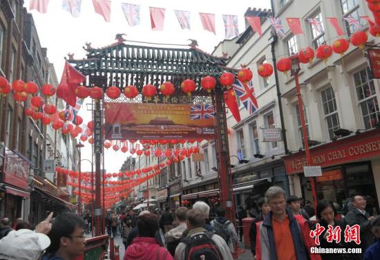習(xí)近平主席訪問英國，倫敦唐人街掛出大紅燈籠和中英兩國國旗。 <a target='_blank' ><p  align=