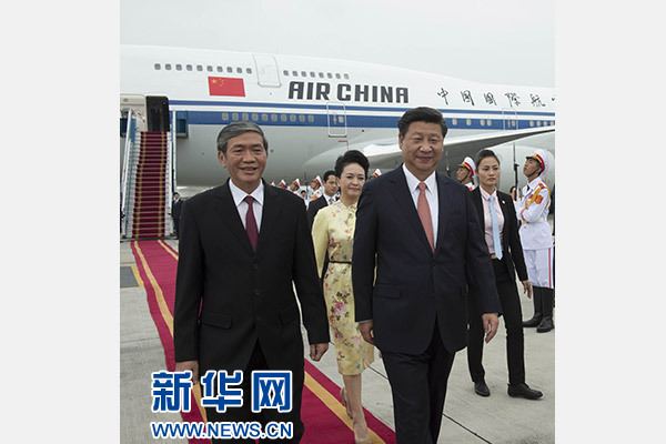 11月5日，中共中央總書記、國家主席習(xí)近平抵達(dá)越南首都河內(nèi)，開始對越南進(jìn)行國事訪問。這是越南高級官員到機(jī)場迎接習(xí)近平和夫人彭麗媛。新華社記者李學(xué)仁攝