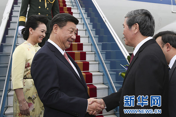 11月5日，中共中央總書記、國家主席習(xí)近平抵達(dá)越南首都河內(nèi)，開始對越南進(jìn)行國事訪問。這是越南高級官員到機(jī)場迎接習(xí)近平和夫人彭麗媛。新華社記者蘭紅光攝 