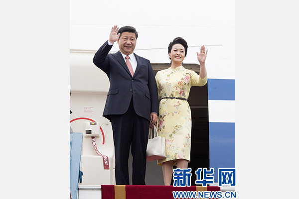 11月5日，中共中央總書記、國家主席習(xí)近平抵達(dá)越南首都河內(nèi)，開始對越南進(jìn)行國事訪問。這是習(xí)近平和夫人彭麗媛步出艙門向歡迎人群揮手致意。新華社記者 李學(xué)仁 攝