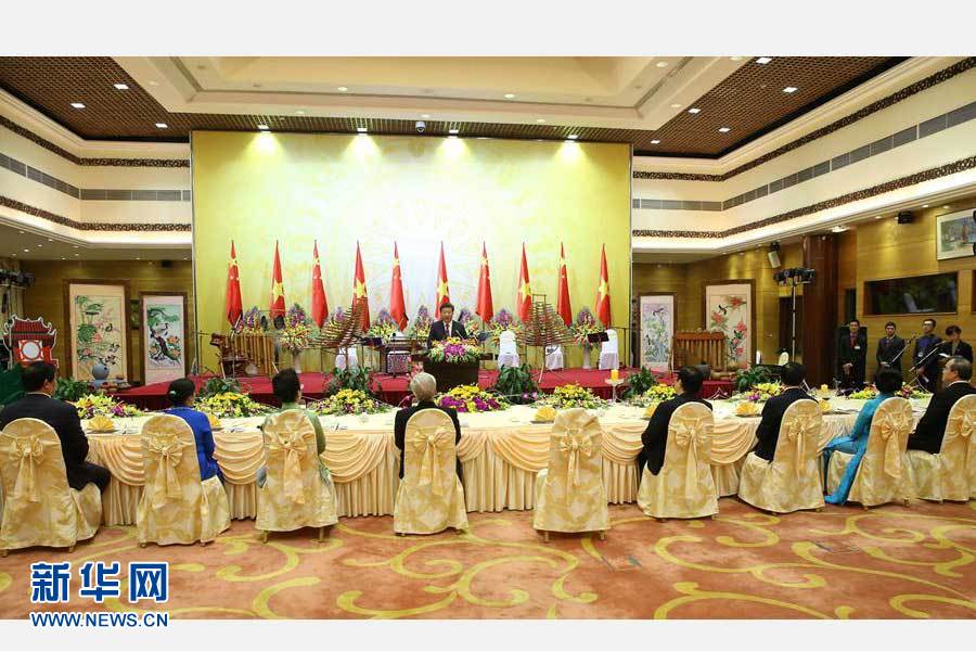 11月5日，中共中央總書記、國家主席習近平和夫人彭麗媛出席越共中央總書記阮富仲和越南國家主席張晉創(chuàng)在河內(nèi)國際會議中心舉行的盛大歡迎晚宴。新華社記者 龐興雷 攝 