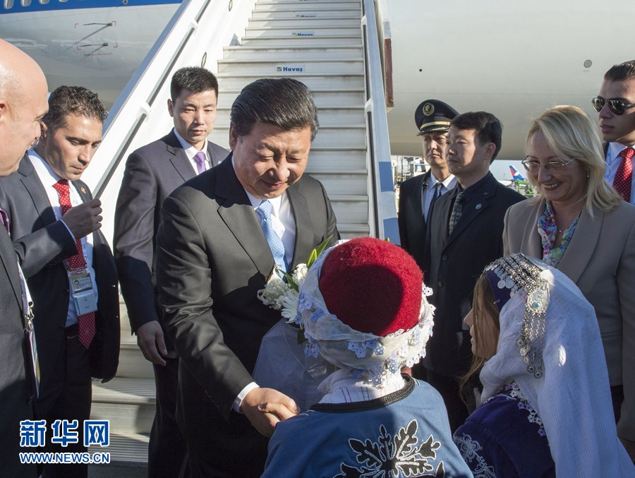 11月14日，國家主席習(xí)近平抵達(dá)土耳其安塔利亞，應(yīng)土耳其共和國總統(tǒng)埃爾多安邀請(qǐng)，出席二十國集團(tuán)領(lǐng)導(dǎo)人第十次峰會(huì)。這是土耳其兒童向習(xí)近平主席獻(xiàn)花。新華社記者 李學(xué)仁 攝 