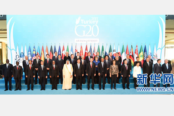 11月15日，二十國集團領(lǐng)導人第十次峰會在土耳其安塔利亞舉行。國家主席習近平出席并發(fā)表題為《創(chuàng)新增長路徑共享發(fā)展成果》的重要講話。這是習近平主席同與會領(lǐng)導人合影。 新華社記者 李學仁 攝